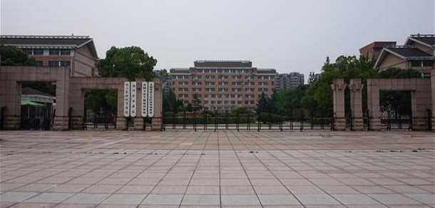 大學(xué)校志：校名、校標(biāo)、校訓(xùn)、?；?、校旗、校歌