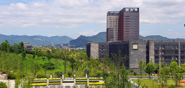 大學(xué)校志：校名、校標(biāo)、校訓(xùn)、?；?、校旗、校歌