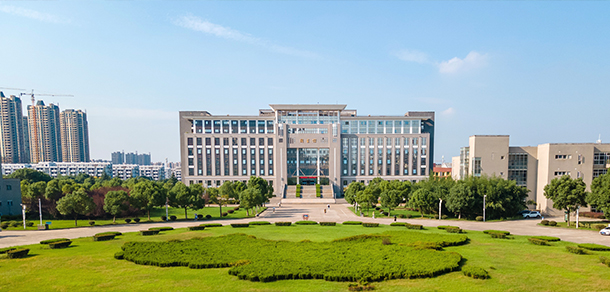 大學(xué)校志：校名、校標(biāo)、校訓(xùn)、?；?、校旗、校歌