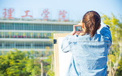 文化標(biāo)識(shí)：校名題寫(xiě) / ?；赵O(shè)計(jì)