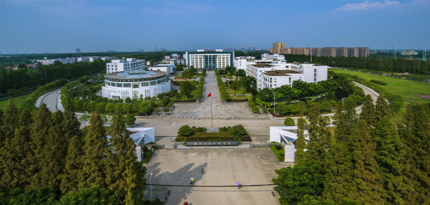 大學(xué)校志：校名、校標(biāo)、校訓(xùn)、校徽、校旗、校歌
