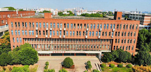 大學(xué)校志：校名、校標(biāo)、校訓(xùn)、?；?、校旗、校歌