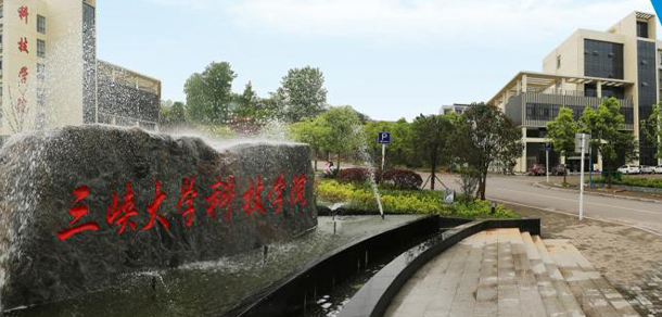 大學(xué)校志：校名、校標(biāo)、校訓(xùn)、?；?、校旗、校歌