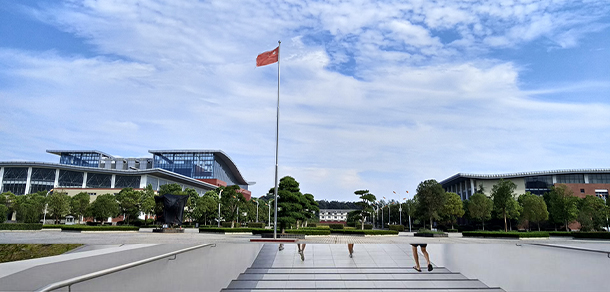 大學(xué)校志：校名、校標(biāo)、校訓(xùn)、?；?、校旗、校歌