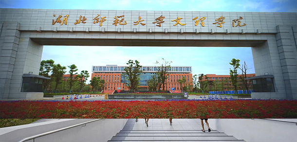 大學(xué)校志：校名、校標(biāo)、校訓(xùn)、?；?、校旗、校歌