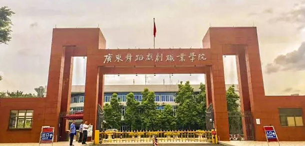 大學(xué)校志：校名、校標(biāo)、校訓(xùn)、校徽、校旗、校歌